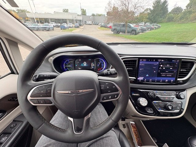 2024 Chrysler Pacifica Hybrid Select