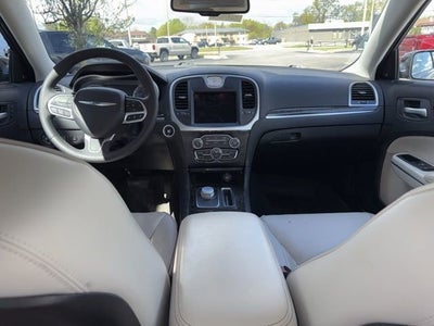 2022 Chrysler 300 Touring L