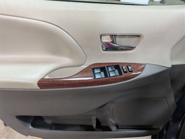 2013 Toyota Sienna XLE V6 8 Passenger