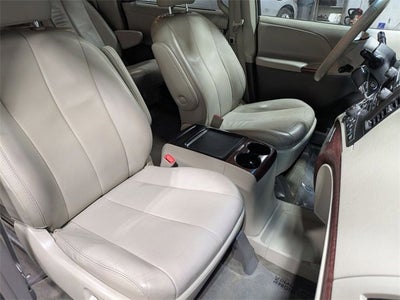 2013 Toyota Sienna XLE V6 8 Passenger
