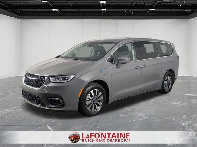 2022 Chrysler Pacifica Hybrid Touring L Hybrid's photo