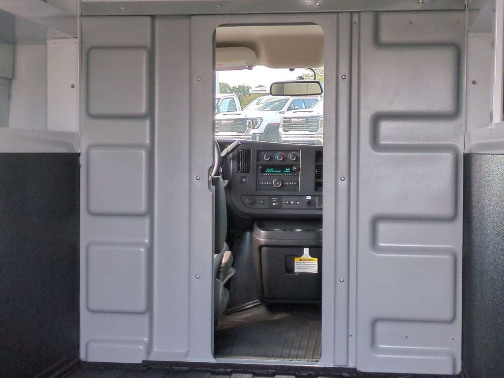 2025 GMC Savana Cutaway 3500 1WT