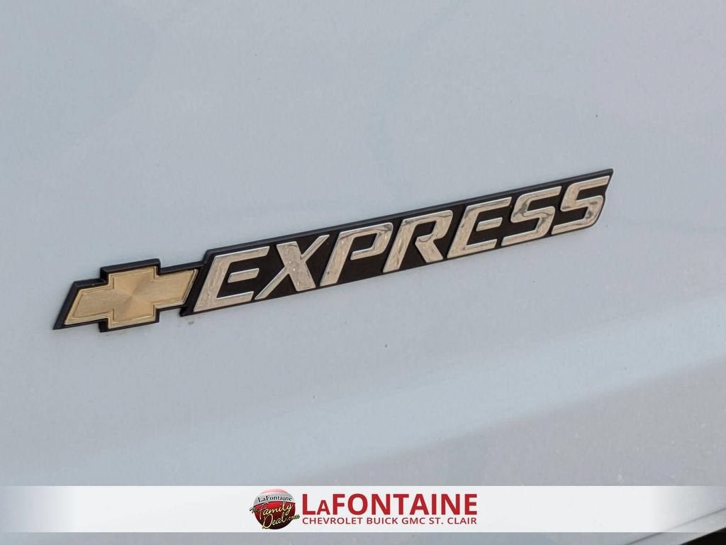 2025 Chevrolet Express Passenger 1LT