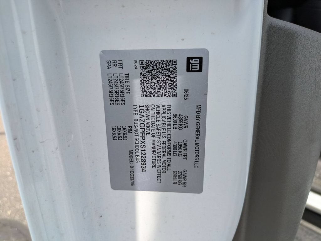 2025 Chevrolet Express Passenger 1LT